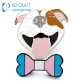 Insignia de perro de esmalte duro colorido de metal con forma personalizada al por mayor, pin de solapa de hueso de perro de mascota de dibujos animados encantador lindo para decoración